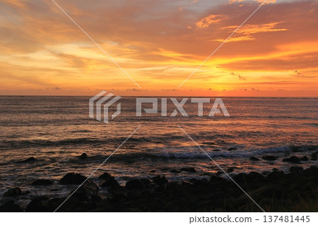 夕陽黃昏火燒雲 137481445