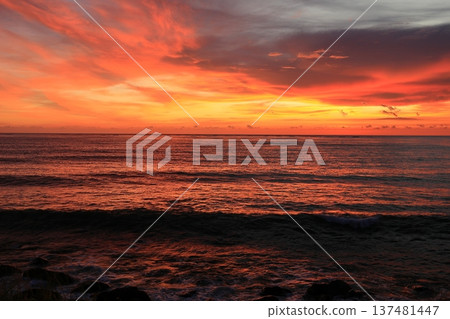 夕陽黃昏火燒雲 夕陽黃昏火燒雲 137481447
