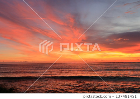 夕陽黃昏火燒雲 夕陽黃昏火燒雲 137481451