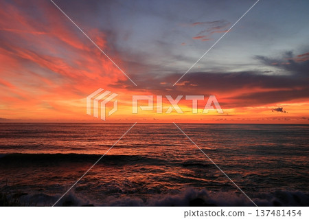 夕陽黃昏火燒雲 137481454