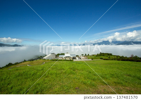 A spacious landscape under a blue sky with a sea of clouds at Yutorisuto Park Otoyo 137481570