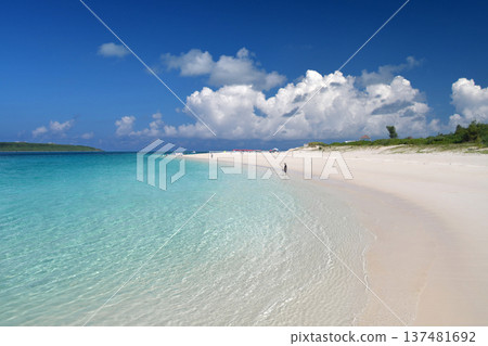 Miyakojima's tourist attraction: the blue waters and white sands of Yonaha Maehama Beach 137481692