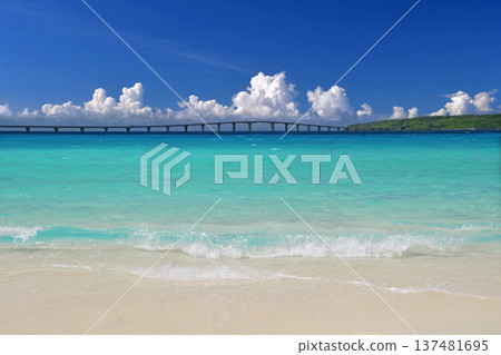 The shoreline of Yonaha Maehama Beach, a tourist attraction on Miyako Island 137481695