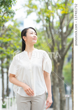 初夏女式休閒裝 137481732