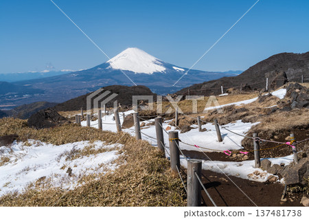 晴朗的日子裡,從箱根駒嶽山頂眺望白雪皚皚的富士山 晴朗的日子裡,從箱根駒嶽山頂眺望白雪皚皚的富士山 137481738