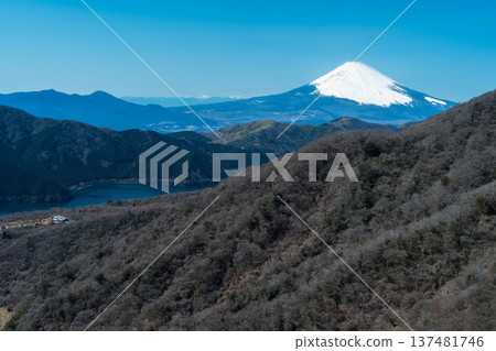 從箱根駒嶽山頂可欣賞到壯麗的景色:富士山和蘆之湖的全景盡收眼底。 從箱根駒嶽山頂可欣賞到壯麗的景色:富士山和蘆之湖的全景盡收眼底。 137481746