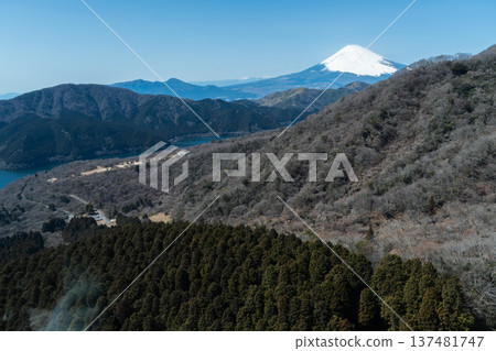 從箱根駒嶽山頂可欣賞到壯麗的景色：富士山和蘆之湖的全景盡收眼底。 137481747