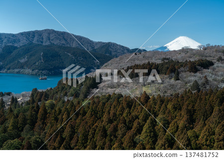 Spectacular views from the summit of Hakone Komagatake: Panoramic views of Mount Fuji and Lake Ashi Spectacular views from the summit of Hakone Komagatake: Panoramic views of Mount Fuji and Lake Ashi 137481752