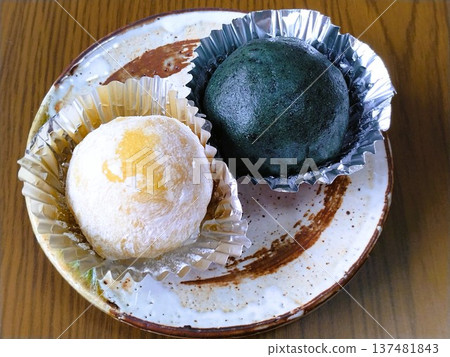 Mochi on a plate Mochi on a plate 137481843