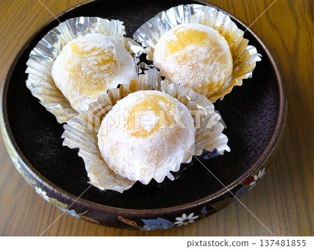 Mochi on a plate 137481855