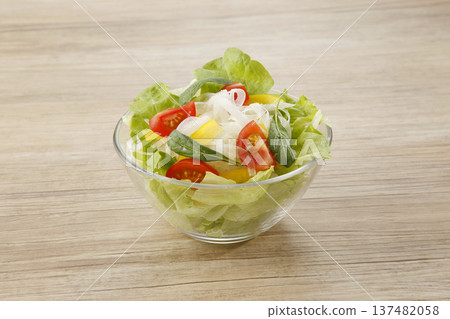 沙拉盛於玻璃碗中 137482058