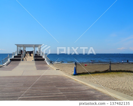 伊納格海灘延伸至海邊的木製平台 137482135