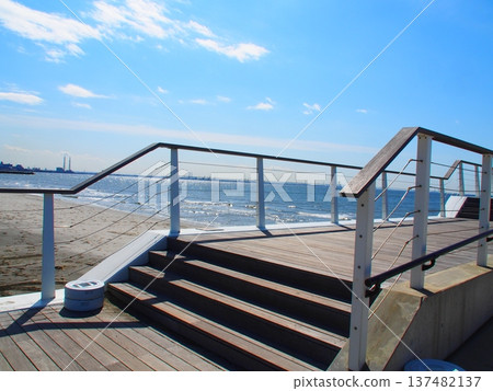 伊納格海灘延伸至海邊的木製平台 137482137