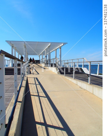 伊納格海灘延伸至海邊的木製平台 137482138