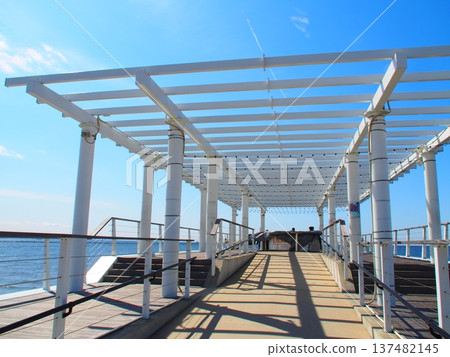 伊納格海灘延伸至海邊的木製平台 伊納格海灘延伸至海邊的木製平台 137482145