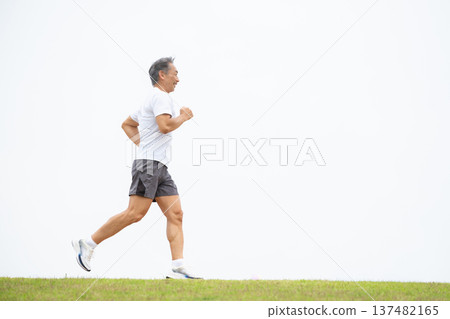 男人沿著河岸奔跑 137482165