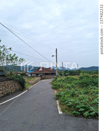 This is a scene from a rural alley in Korea. 137482232
