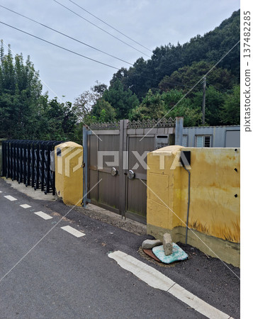 This is a view of the main gate of a rural area in Korea. This is a view of the main gate of a rural area in Korea. 137482285