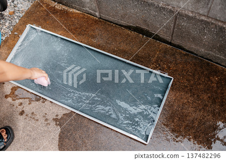 在花園裡清洗通風扇整流板 137482296