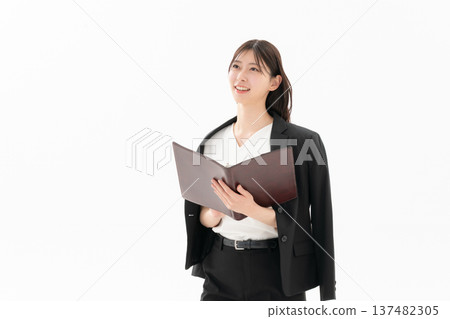 有白色背景的年輕女商人 137482305