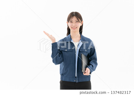 身穿工作服的年輕女工程師，背景為白色 137482317