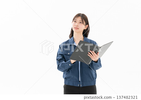 身穿工作服的年輕女工程師，背景為白色 137482321