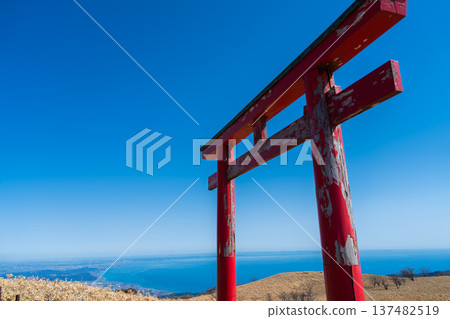 從箱根駒嶽山頂可以俯瞰相模灣的壯麗景色,還能看到一座紅色的鳥居。 從箱根駒嶽山頂可以俯瞰相模灣的壯麗景色,還能看到一座紅色的鳥居。 137482519