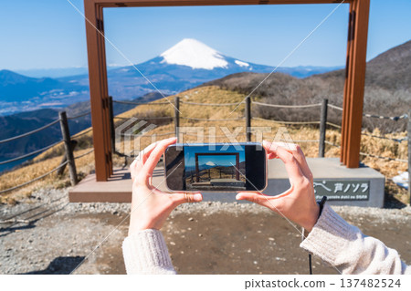 Winter scenery of Mt. Fuji and Hakone seen through a smartphone screen 137482524