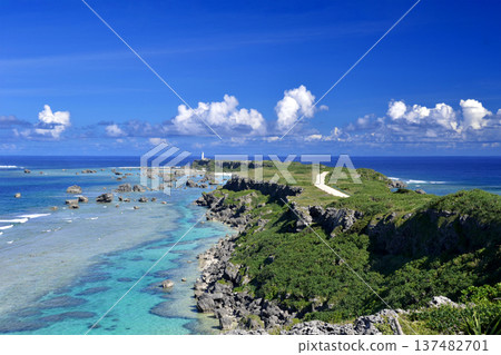 宮古島的旅遊景點:東邊那崎岬的懸崖與蔚藍大海 宮古島的旅遊景點:東邊那崎岬的懸崖與蔚藍大海 137482701