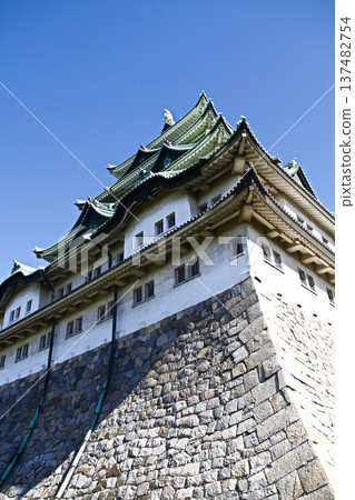 名古屋城巍峨聳立於愛知縣名古屋市的石牆之上。尾張名古屋市也依託於這座城堡而建。 名古屋城巍峨聳立於愛知縣名古屋市的石牆之上。尾張名古屋市也依託於這座城堡而建。 137482754