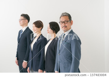 同等級的商業人士 137483004