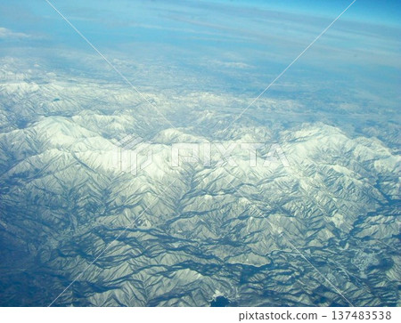 從飛機上看到的天空和山脈 從飛機上看到的天空和山脈 137483538