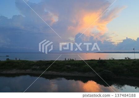 Fiery sunset clouds over Kenting, Pingtung, Taiwan 137484188