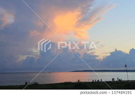 火燒雲晚霞台灣屏東墾丁 火燒雲晚霞台灣屏東墾丁 137484191