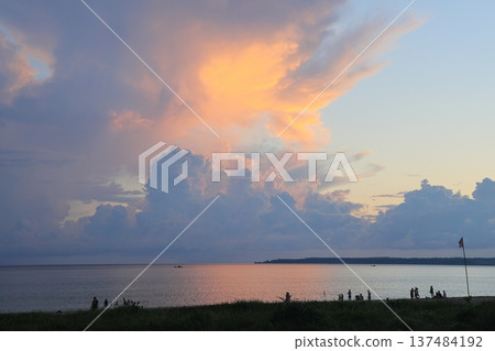 Fiery sunset clouds over Kenting, Pingtung, Taiwan 137484192
