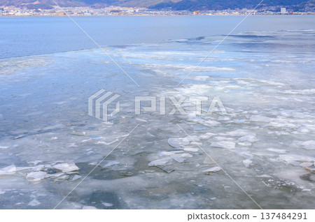 Ice formations on Lake Suwa 137484291