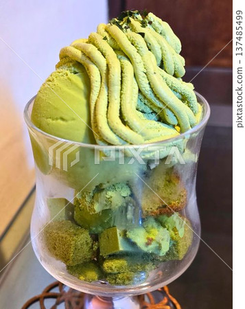 Delicious matcha parfait 137485499