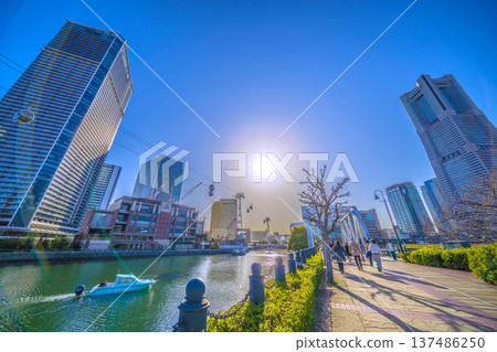 日本橫濱城市景觀煥然一新…海濱步道改造工程。鐵軌上搖曳的影子，水上計程車……一線希望。 137486250