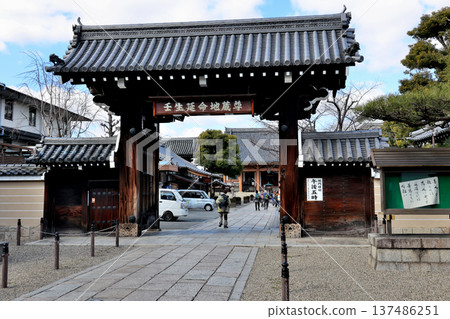 壬生寺正門,曾是新選組士兵的訓練場。 壬生寺正門,曾是新選組士兵的訓練場。 137486251