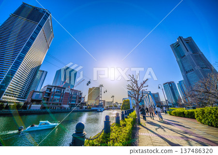 日本橫濱城市景觀改造…木板路改造工程。岸道上的陰影…新時代的希望之光 = 5th 137486320