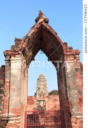 Ancient arch and pagoda, Ayutthaya Historical Park, Thailand, Southeast Asia. Picturesque scene with old thai buddhist temple, Ayutthaya, old capital of Siam kingdom. Topic of vacation, travel, trip 137486423