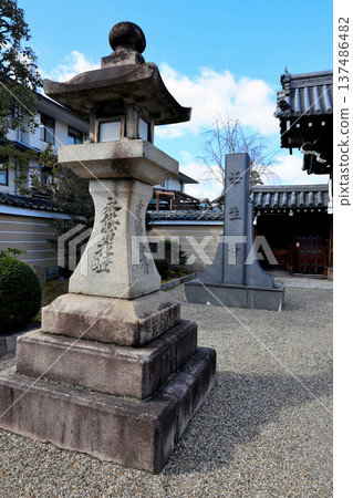 壬生寺，曾是新選組士兵的訓練場。石燈籠（永體燈）及寺名牌（寺名碑） 137486482