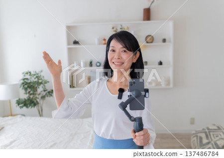 YouTuber, video creator, recording, smartphone gimbal, filming and recording, program production, recording scene, wireless YouTuber, video creator, recording, smartphone gimbal, filming and recording, program production, recording scene, wireless 137486784