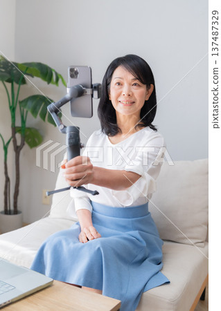 廣播、直播、串流、智慧型手機雲台、拍攝設備、雲台、麥克風、視訊分享直播 137487329