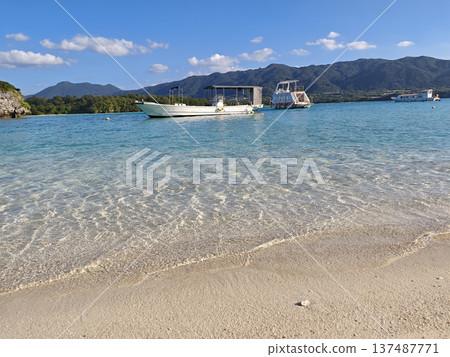在石垣島卡比拉灣的海灘上 137487771