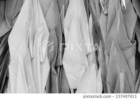 千張紙鶴折成黑白畫面,寓意和平與祈禱 千張紙鶴折成黑白畫面,寓意和平與祈禱 137487913