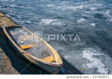 冰封的湖邊 [諏訪湖] 137489671