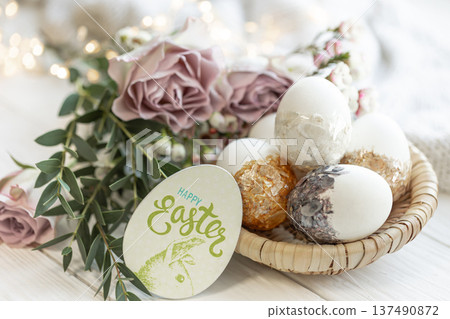 Easter composition with decorative eggs and flowers, close-up. 137490872