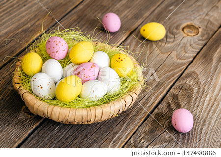 Easter composition with eggs in a decorative nest. 137490886