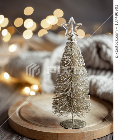 Decorative Christmas tree on blurred background with bokeh. 137490903